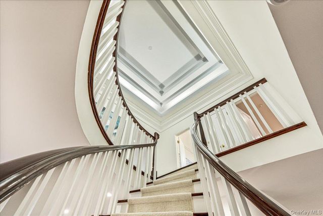 29 Winter Lane, Dix Hills, NY 11746