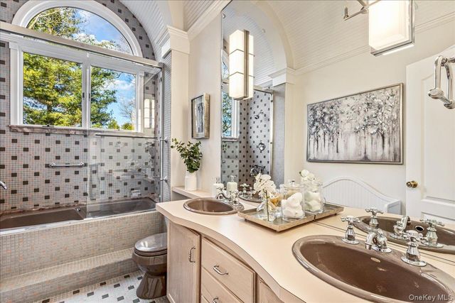 29 Winter Lane, Dix Hills, NY 11746