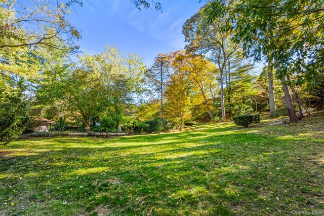 29 Winter Lane, Dix Hills, NY 11746