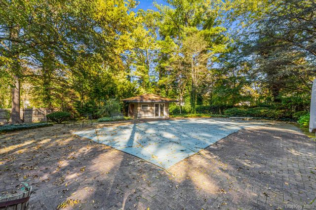 29 Winter Lane, Dix Hills, NY 11746