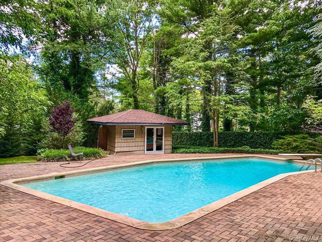 29 Winter Lane, Dix Hills, NY 11746