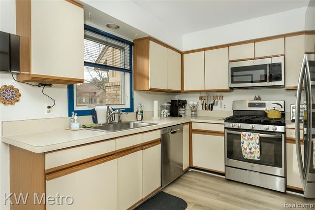 6129 Westbrooke Drive, West Bloomfield, MI 48322