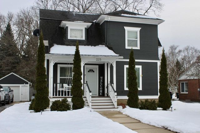 225 Maple AVENUE, Walworth, WI 53184