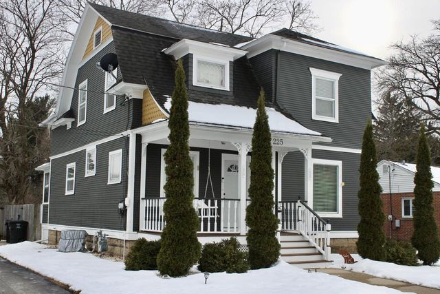 225 Maple AVENUE, Walworth, WI 53184