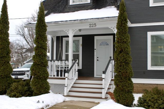 225 Maple AVENUE, Walworth, WI 53184