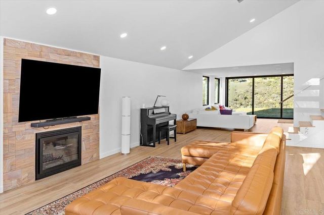 1560 Hawk View Dr, Encinitas, CA 92024