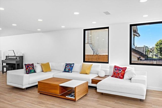 1560 Hawk View Dr, Encinitas, CA 92024