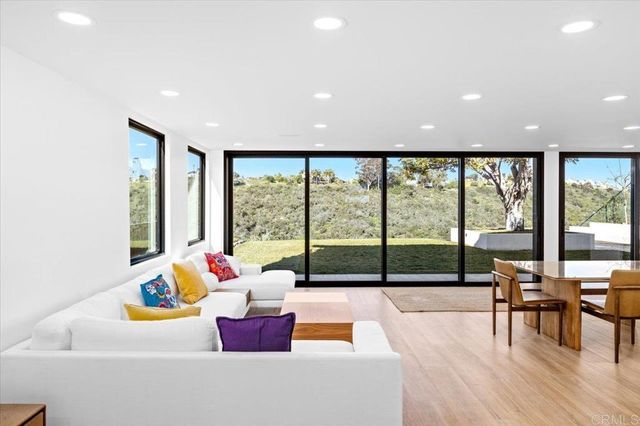 1560 Hawk View Dr, Encinitas, CA 92024