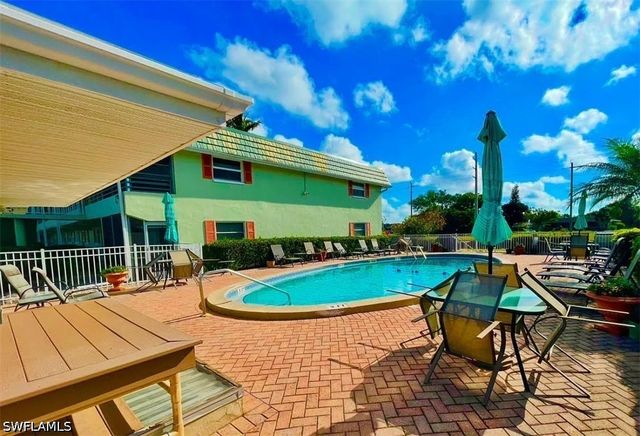 200 Valley Stream DR 8B, Naples, FL 34113