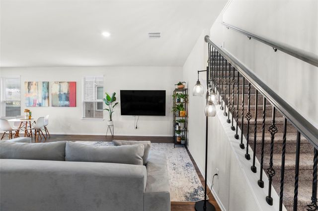 196 Sweetleaf DR, Buda, TX 78610