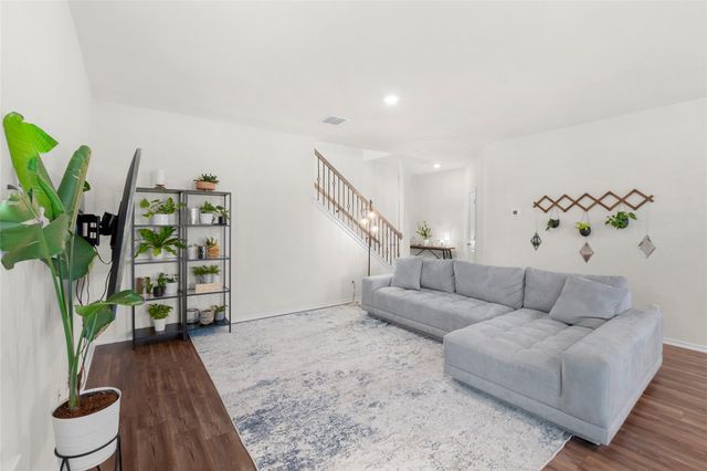 196 Sweetleaf DR, Buda, TX 78610