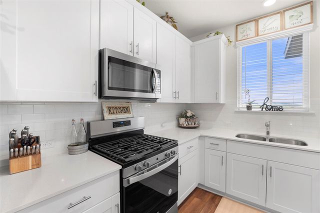 196 Sweetleaf DR, Buda, TX 78610