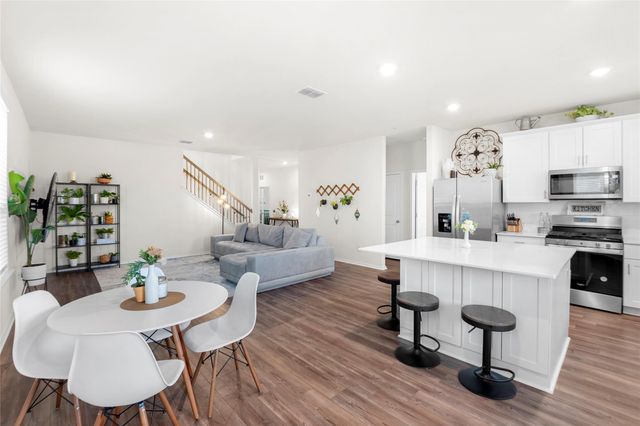 196 Sweetleaf DR, Buda, TX 78610