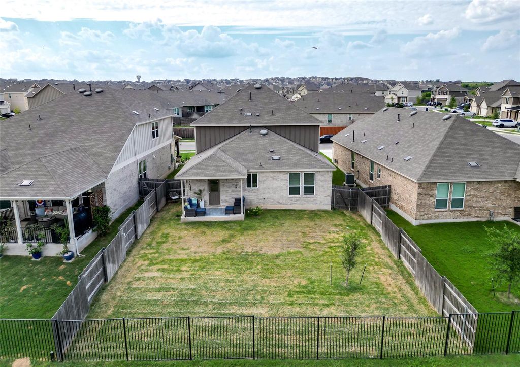 196 Sweetleaf DR, Buda, TX 78610