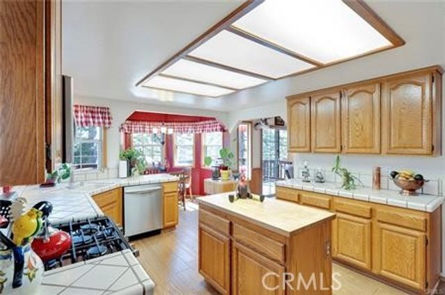 615 San Benito, Lake Arrowhead, CA 92352