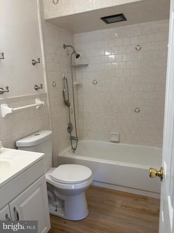 8 LYNCH FARM DR, Newark, DE 19713