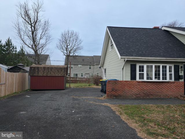 8 LYNCH FARM DR, Newark, DE 19713