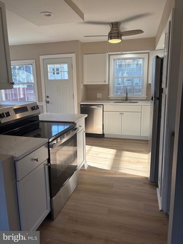 8 LYNCH FARM DR, Newark, DE 19713