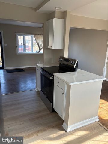 8 LYNCH FARM DR, Newark, DE 19713