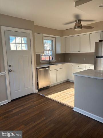 8 LYNCH FARM DR, Newark, DE 19713