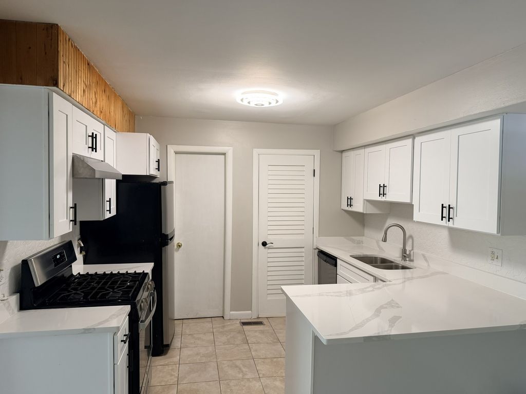 1313 KINGSBURY Drive D, Hanover Park, IL 60133 — photo 2