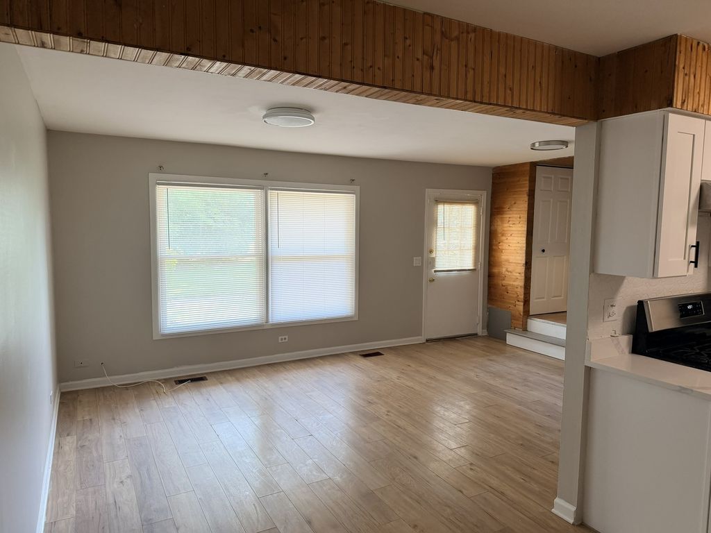 1313 KINGSBURY Drive D, Hanover Park, IL 60133 — photo 4