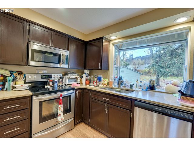 11990 Sw CORBY Dr 16, Portland, OR 97225