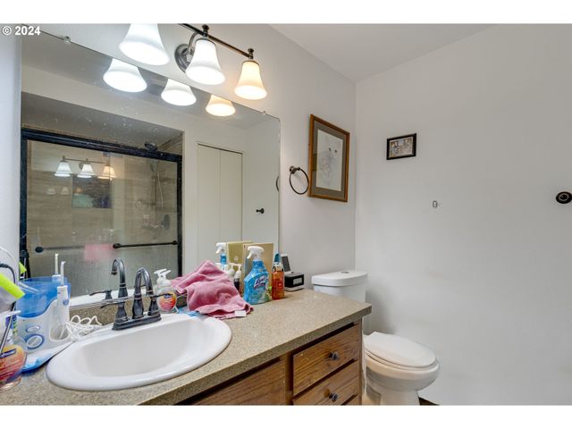 11990 Sw CORBY Dr 16, Portland, OR 97225