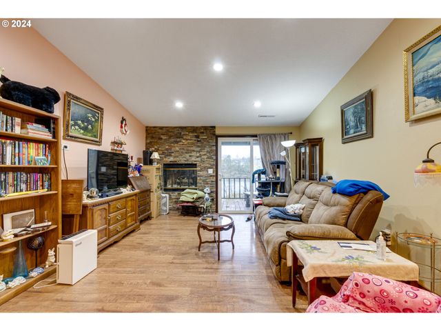 11990 Sw CORBY Dr 16, Portland, OR 97225