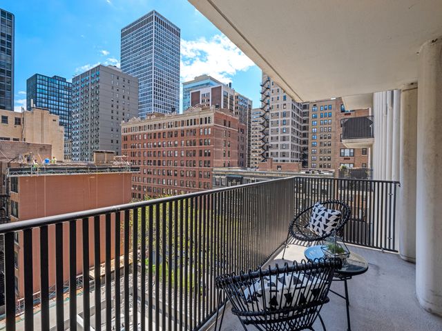 200 E Delaware Place 8C-9C, Chicago, IL 60611