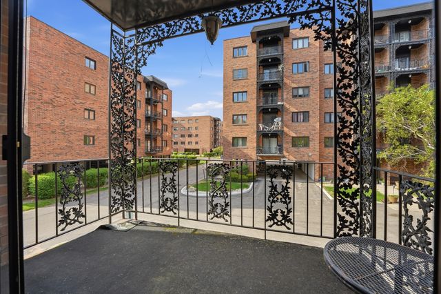 9331 Landings Lane 204, Des Plaines, IL 60016