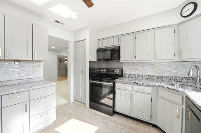 9331 Landings Lane 204, Des Plaines, IL 60016