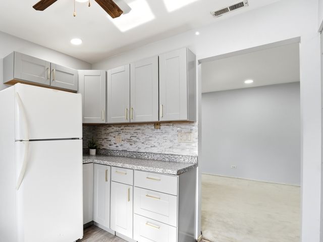9331 Landings Lane 204, Des Plaines, IL 60016