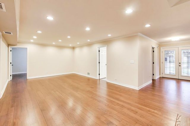 905 Crestfield Avenue, Libertyville, IL 60048