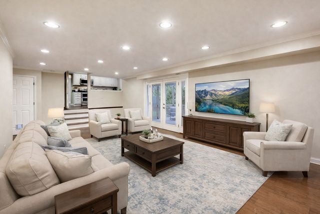 905 Crestfield Avenue, Libertyville, IL 60048