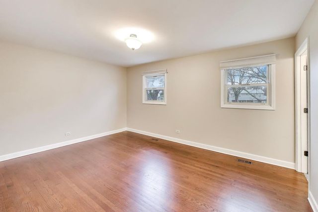 905 Crestfield Avenue, Libertyville, IL 60048