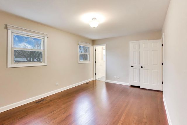 905 Crestfield Avenue, Libertyville, IL 60048