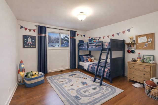 905 Crestfield Avenue, Libertyville, IL 60048