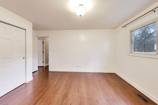 905 Crestfield Avenue, Libertyville, IL 60048