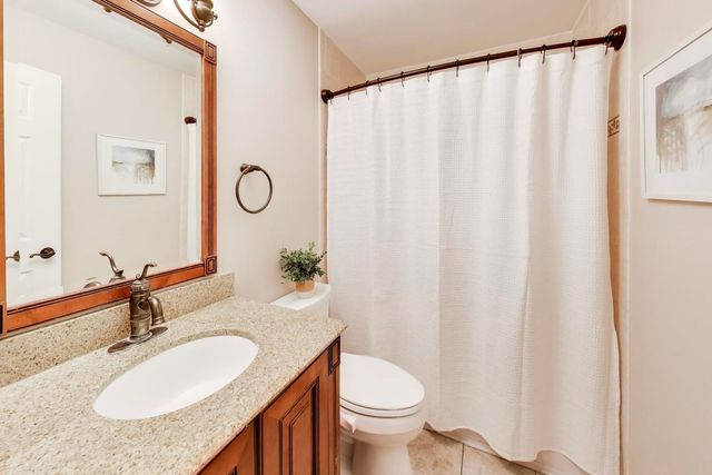 905 Crestfield Avenue, Libertyville, IL 60048