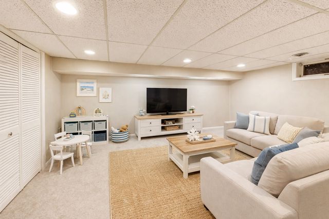 905 Crestfield Avenue, Libertyville, IL 60048