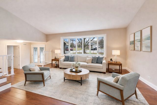 905 Crestfield Avenue, Libertyville, IL 60048