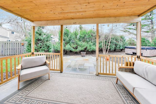 905 Crestfield Avenue, Libertyville, IL 60048