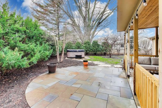 905 Crestfield Avenue, Libertyville, IL 60048