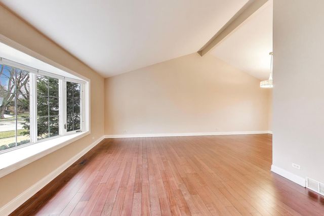 905 Crestfield Avenue, Libertyville, IL 60048