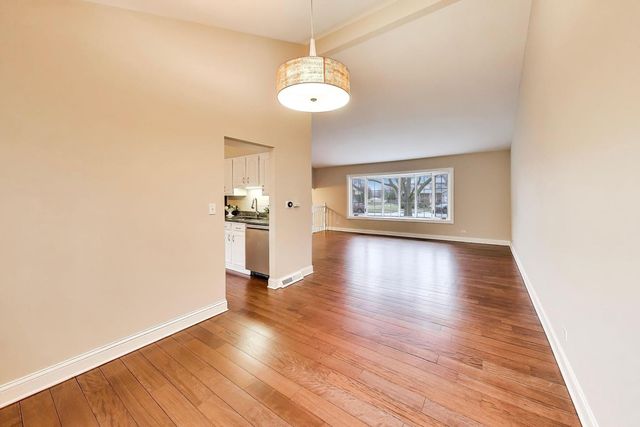 905 Crestfield Avenue, Libertyville, IL 60048