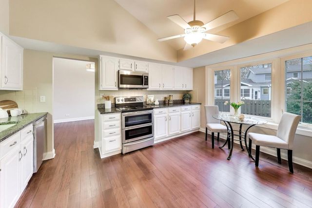 905 Crestfield Avenue, Libertyville, IL 60048