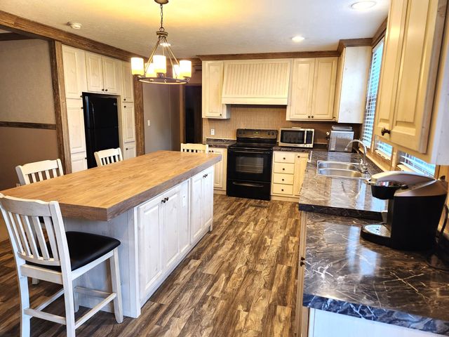 300 Whisperway RD, Moneta, VA 24121