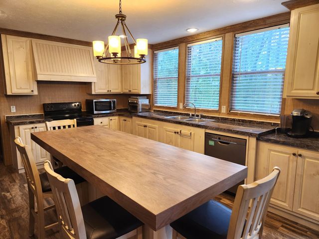 300 Whisperway RD, Moneta, VA 24121