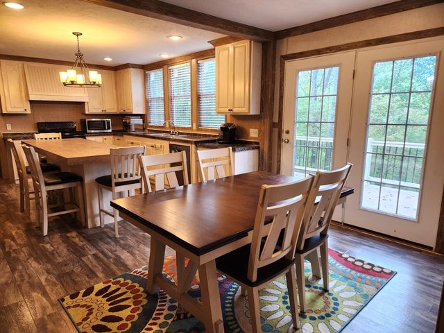 300 Whisperway RD, Moneta, VA 24121